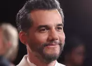 Wagner Moura vence Globo de Ouro e celebra em português: 'Viva a cultura brasileira'