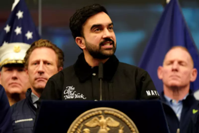 É #FAKE: Fotos do prefeito de Nova York com Jeffrey Epstein são geradas por IA