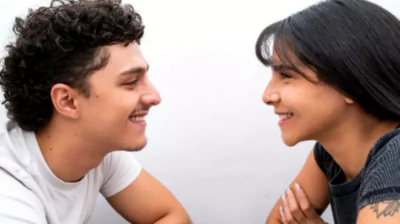 36 perguntas que podem fazer duas pessoas se apaixonarem: estudo viral completa 27 anos