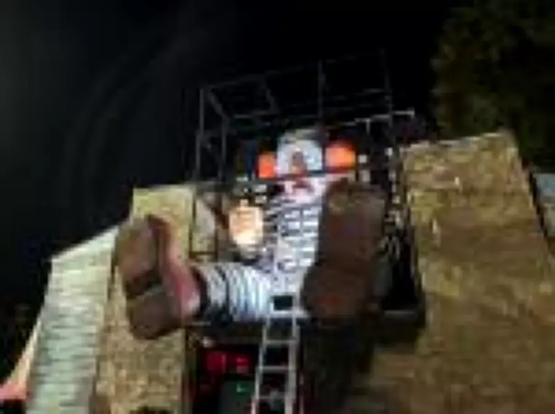 Acadêmicos de Niterói homenageia Lula com crítica a Bolsonaro em alegoria