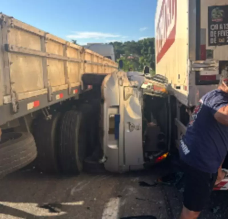 Acidente com carros e carretas bloqueia pista da Via Dutra em Barra Mansa
