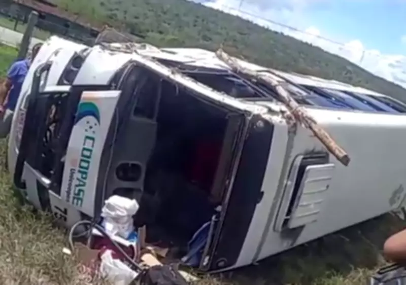 Acidente com micro-ônibus deixa cinco feridos, incluindo gestante, em Sergipe