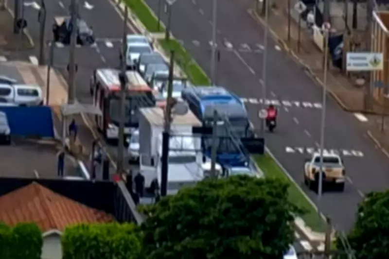Acidente com ônibus e caminhão interdita avenida e causa congestionamento em Campo Grande