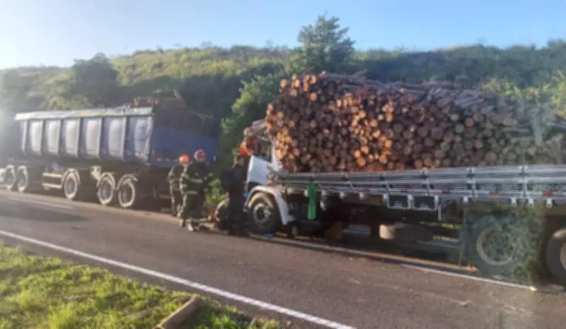 Acidente com quatro veículos interdita Rodovia Luiz de Queiroz em Piracicaba