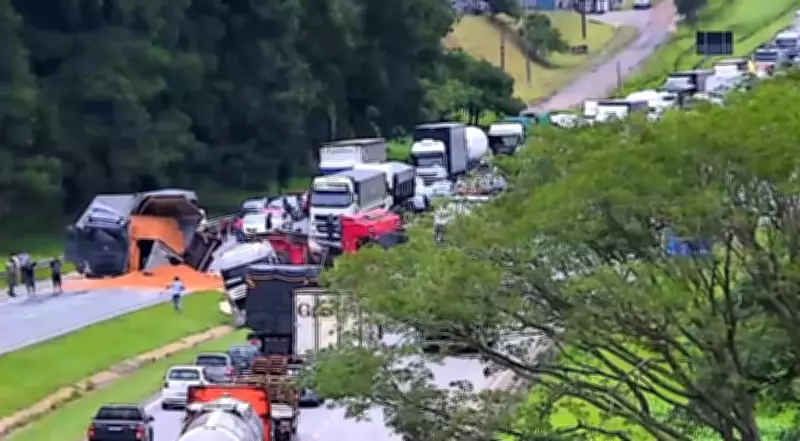 Acidente com tombamento de caminhão interdita Dom Pedro I e causa congestionamento