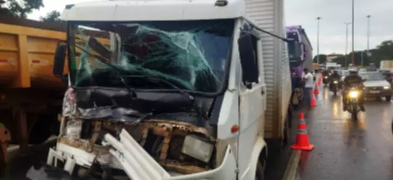 Acidente com três caminhões e motociclista grave no Anel Rodoviário de Belo Horizonte