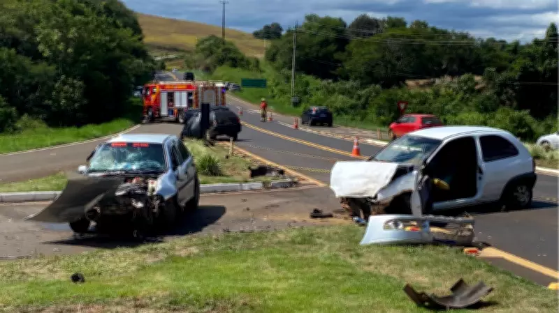 Acidente com três carros no sudoeste do Paraná deixa duas mortes e três feridos