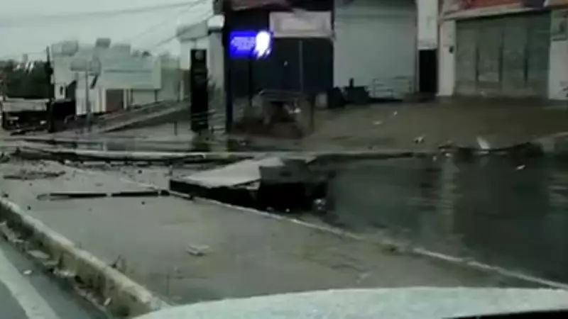 Acidente derruba poste e placa na Av. Jerônimo de Albuquerque e interdita via em São Luís