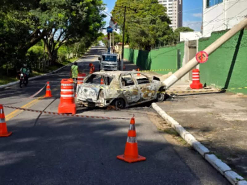 Acidente em Caçapava: Carro bate em poste, pega fogo e deixa duas pessoas feridas