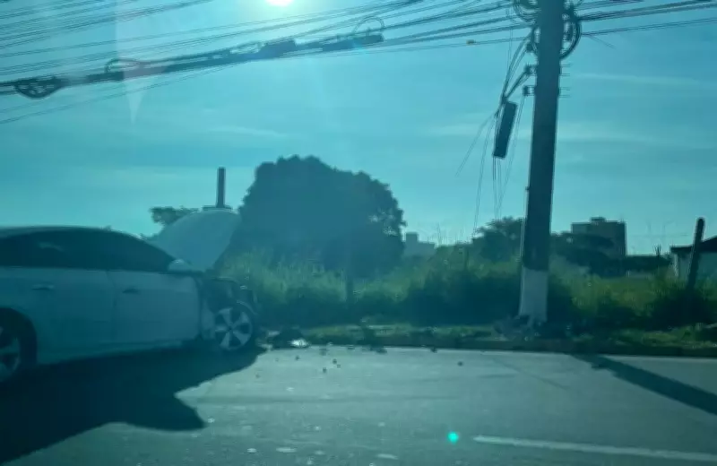 Acidente em Resende: Carro colide com poste e deixa uma pessoa ferida na madrugada