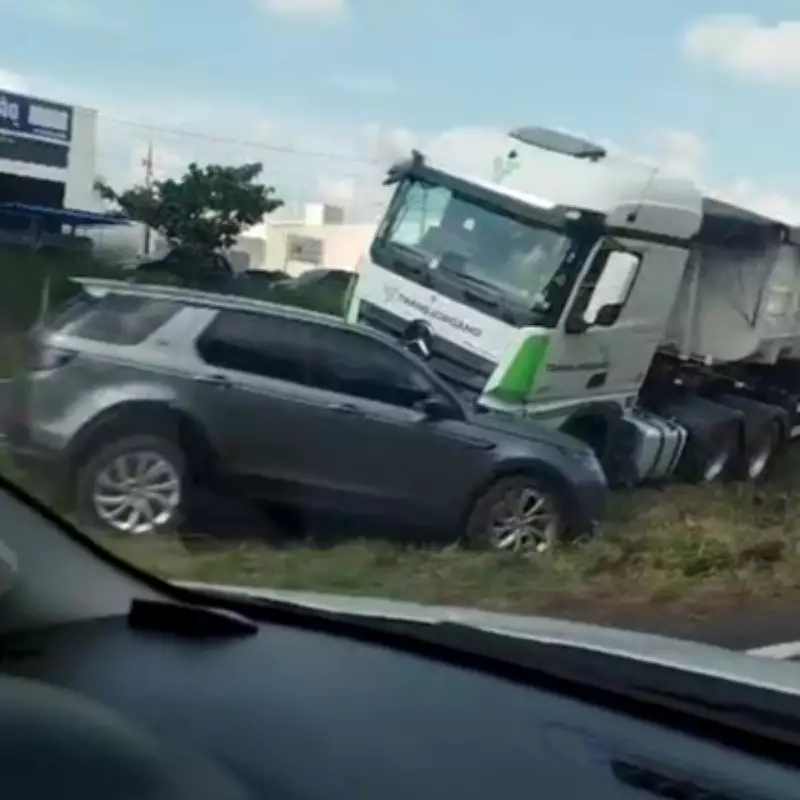 Acidente entre caminhão e carro interdita faixa da SP-304 em Americana