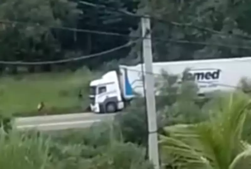 Acidente entre carretas na BR-040 em Três Rios (RJ) resulta em saque de carga espalhada na pista