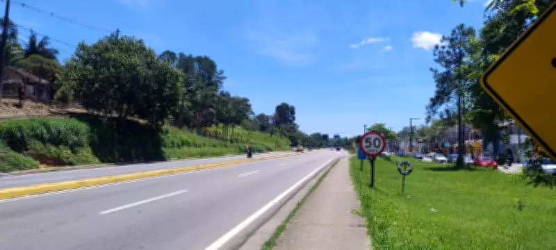 Acidente entre carro e caminhão interdita rodovia Mogi-Bertioga no km 66