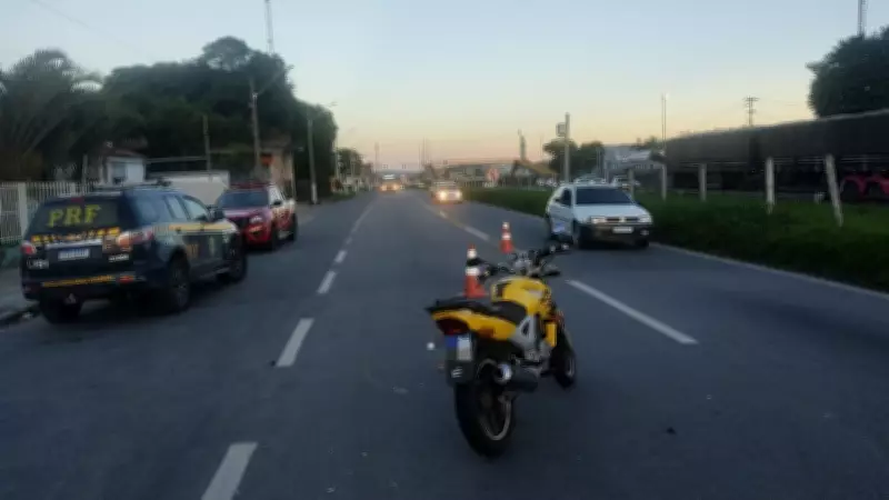 Acidente entre carro e moto deixa homem ferido na Via Dutra em Resende