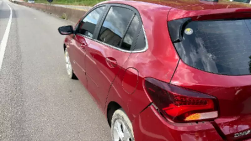 Acidente entre carro e moto fere homem de 31 anos na Via Dutra, em Barra Mansa