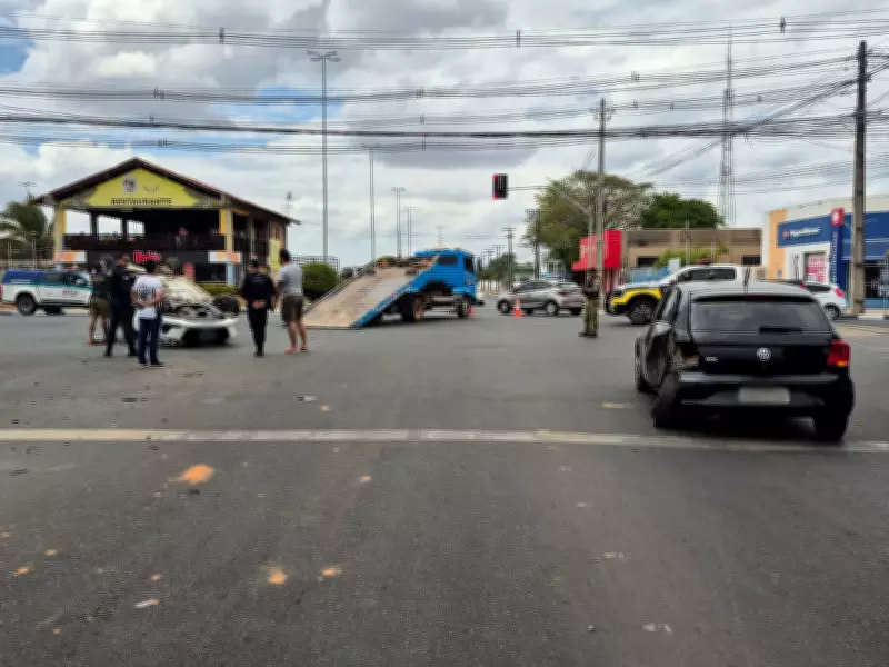 Acidente entre dois carros deixa três feridos em cruzamento movimentado de Boa Vista