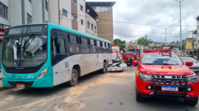 Acidente entre ônibus e carro na Avenida JK deixa dois feridos em Juiz de Fora