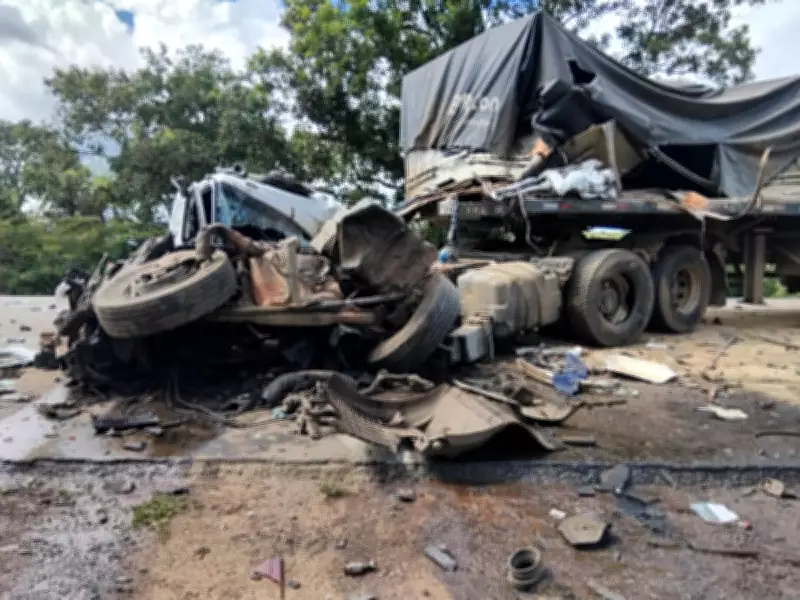 Acidente entre três caminhões espalha farelo de soja e minério na BR-262 em Bom Despacho