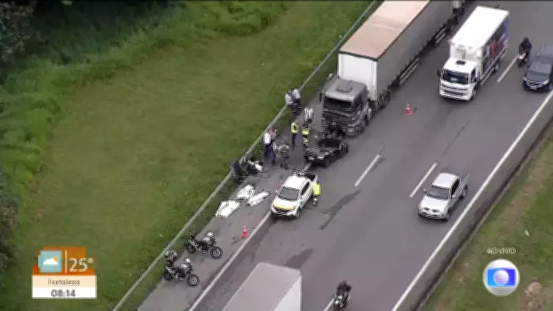 Acidente fatal entre carro e carreta deixa três mortos e um ferido no Rodoanel Sul