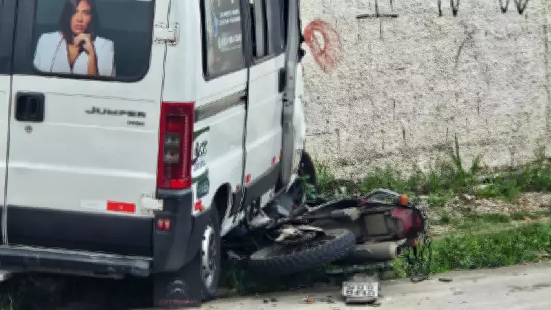 Acidente fatal entre van e moto deixa mototáxi morto e dois feridos em Campina Grande
