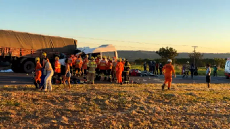 Acidente fatal na BR-020: cinco mortos e 11 feridos em colisão entre caminhão e van