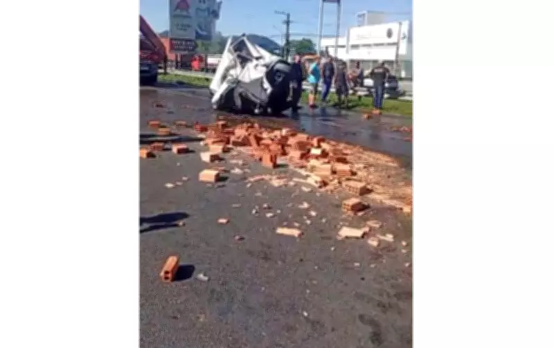 Acidente fatal na BR-101 em Itajaí mata três e causa bloqueio total da rodovia