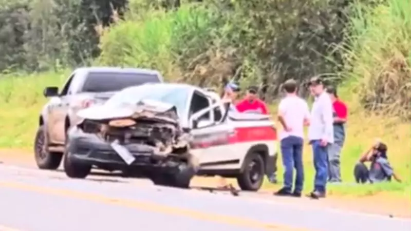 Acidente frontal na SP-245 em Cerqueira César deixa duas pessoas feridas