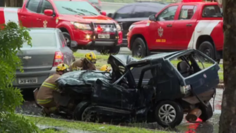 Acidente na Asa Sul de Brasília deixa carro destruído e motorista presa nas ferragens