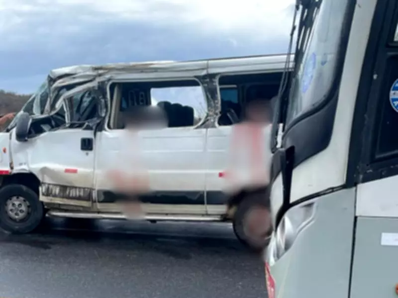 Acidente na PE-103 deixa duas vítimas fatais e feridos em colisão entre van e caminhão