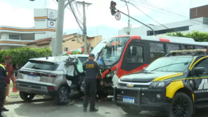 Acidente na SANDU Norte deixa carro prensado entre ônibus e poste em Taguatinga