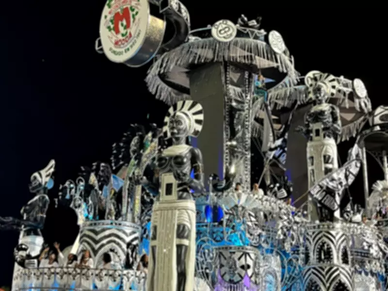 Acrobatas desfilam a 15 metros de altura no Anhembi e emocionam plateia