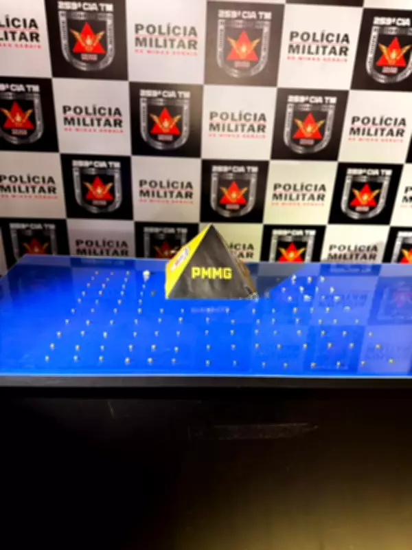 Adolescente de 16 anos é flagrado fracionando crack sob árvore em Buritizeiro