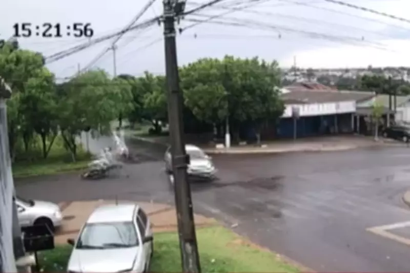 Adolescente em estado grave após colisão entre moto e carro em Cascavel; motorista fugiu e foi preso
