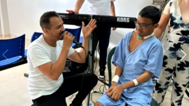 Adolescente internado emocionado com surpresa musical de seu cantor favorito no HU-UFMA