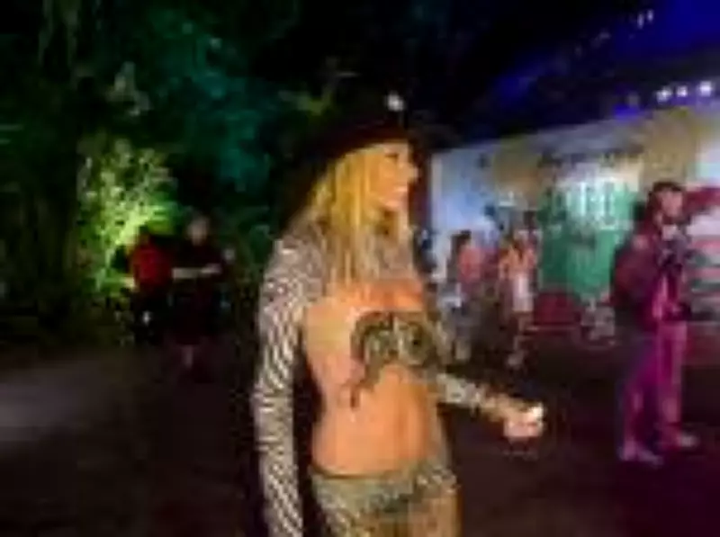 Adriane Galisteu brilha com fantasia de cobra no Baile da Arraia em Santa Teresa