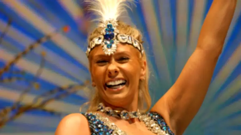 Adriane Galisteu faz ensaio ousado no metrô do Rio e celebra clima de Carnaval