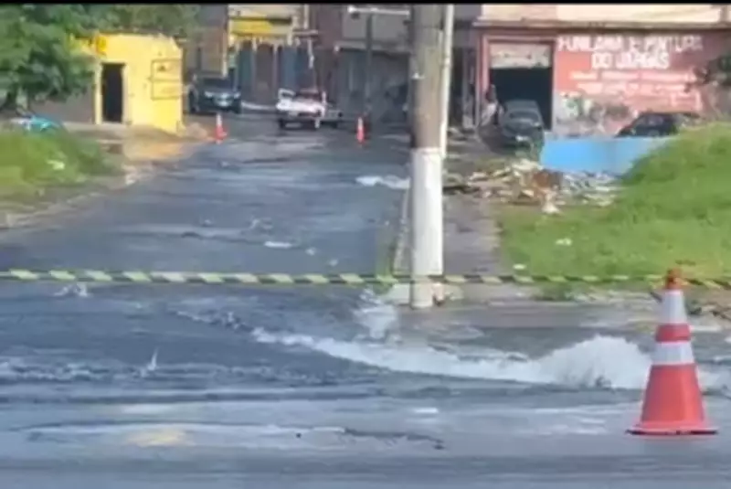 Adutora da Sabesp se rompe e inunda ruas no bairro Cidade Kemel, em Poá