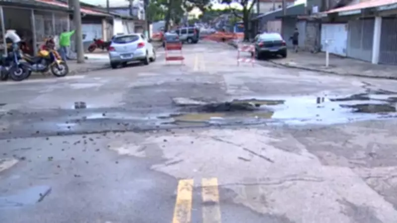 Afundamento de asfalto em São José dos Campos preocupa moradores após abertura de crateras