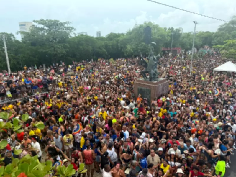Alceu Valença comanda Bicho Maluco Beleza e leva multidão ao frevo no Recife