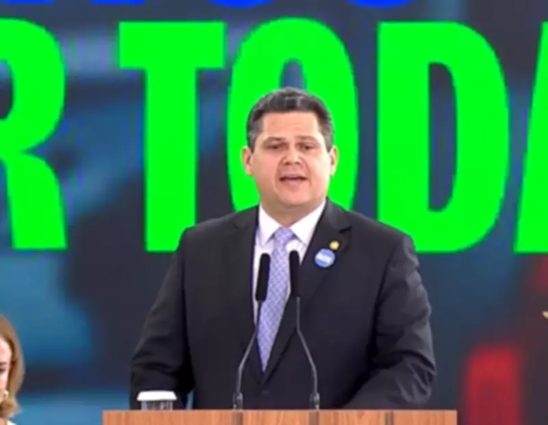 Alcolumbre afirma união dos Poderes em evento com Lula, após recados ao governo