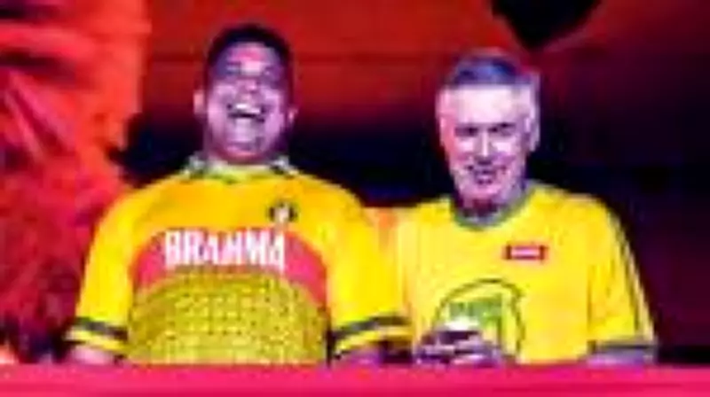 Ancelotti e Ronaldo na Sapucaí: Técnico sorri com pedido por Neymar, mas se irrita com fake news