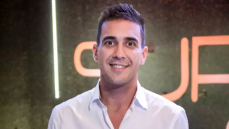 André Marques nega bissexualidade e romance com Ana Clara Lima em interação nas redes