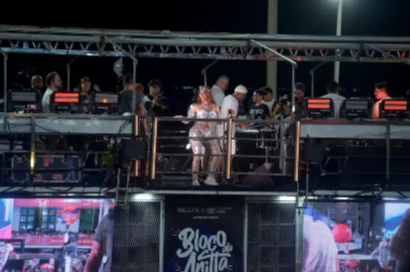 Anitta interrompe desfile em Salvador para socorrer folião desmaiado durante Carnaval