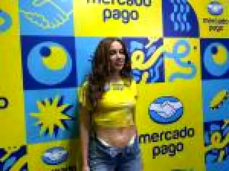 Anitta revela esperança de reatar com ex e desejo de ser rainha de bateria no Carnaval