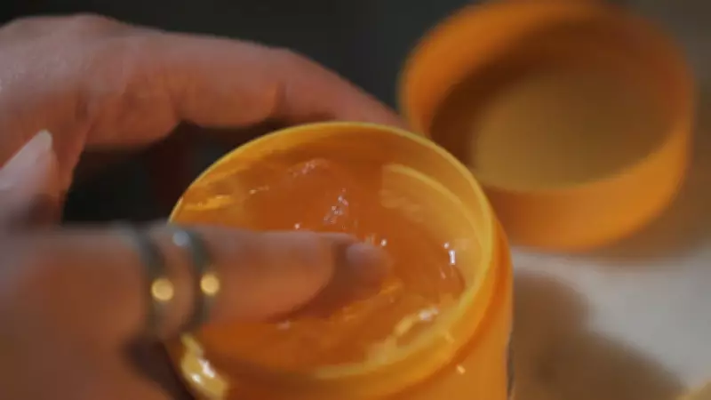 Anvisa alerta sobre riscos de cegueira por pomadas modeladoras no Carnaval