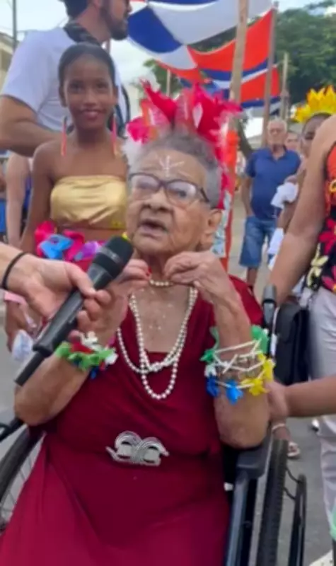 Aos 96 anos, Dona Neném realiza sonho e desfila em bloco de carnaval em Passa Tempo