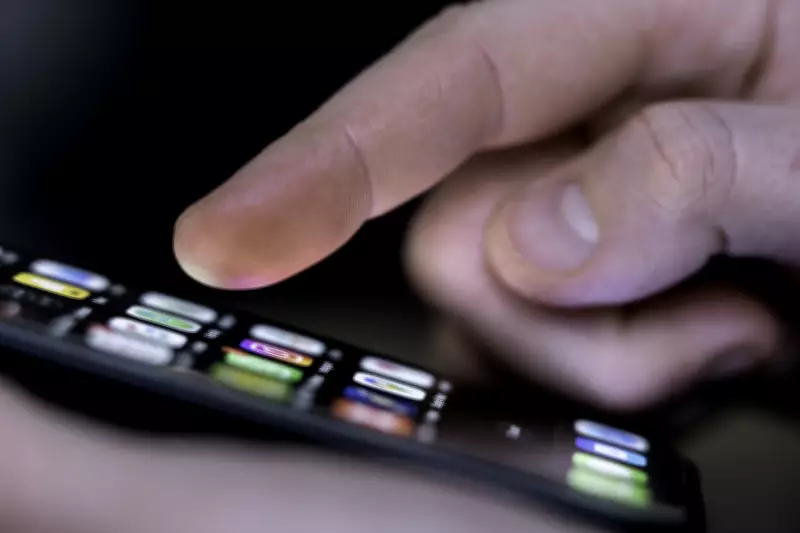 Apple resgata tela curva para iPhone 20 comemorativo, tecnologia abandonada pela Samsung