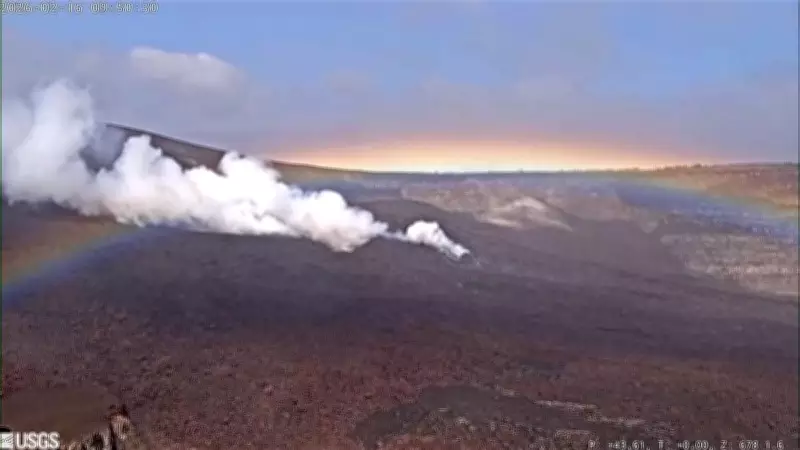 Arco-íris colorido se forma sobre cratera do vulcão Kilauea no Havaí