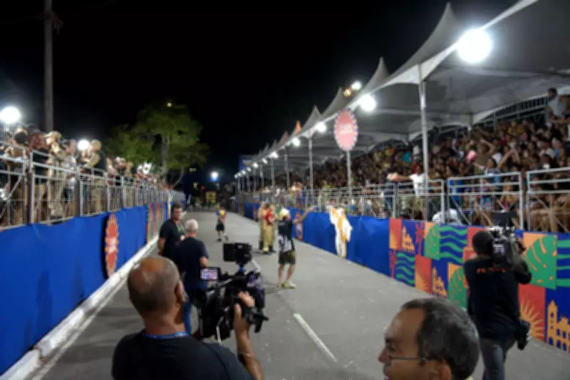 Arquibancada cede durante Carnaval em João Pessoa e desfiles são suspensos por segurança