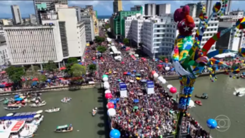 Arrastão do Galo da Madrugada atrai multidão recorde no centro do Recife